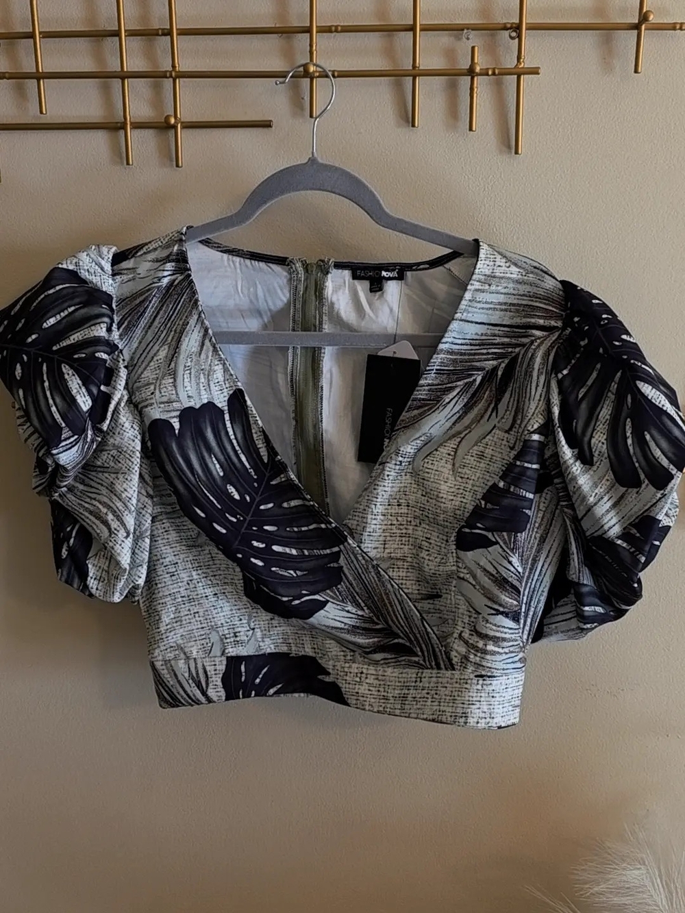Fashion Nova Black & White Tropical Puff Sleeve Crop Top